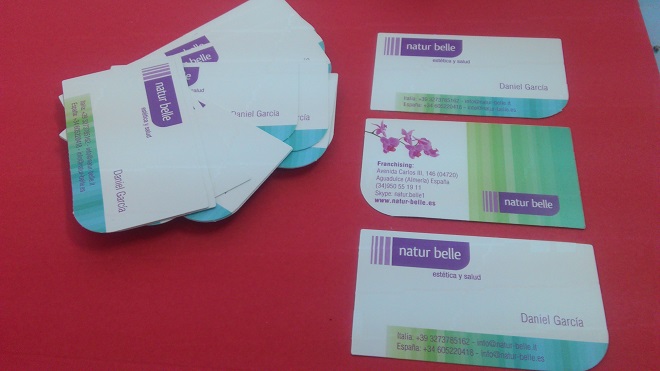 Diseño e impresión tarjetas de visita troqueladas.